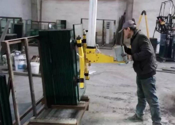 Поднимаясь производственная линия крана на козлах с вылетом 800KG изолируя стеклянная и стеклянный кран с 4 высасывателями