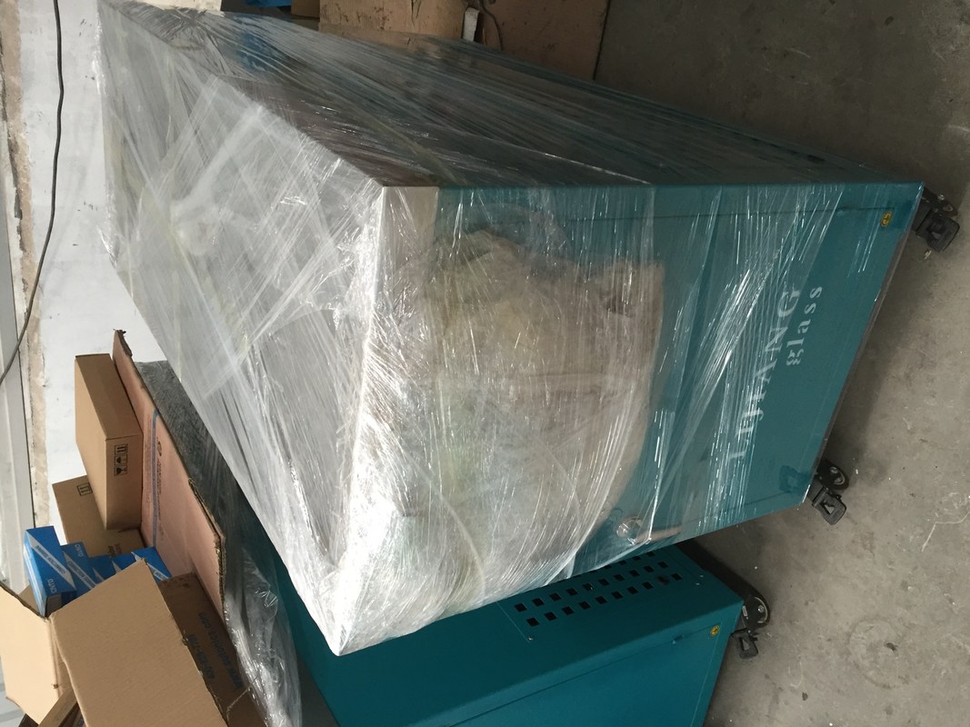 Замораживатель оружия клея использован в процессе клея стекла центрального поста управления, и ручное оружие клея хранится в