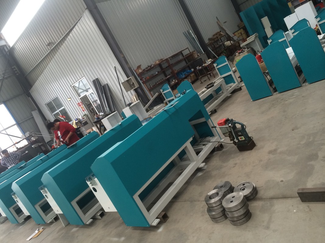 Тип бутиловой машины штрангпресса ЛДЖТБ01 использован для распространять алюминиевые рамки прокладки равномерно с горячим бутилом мельт