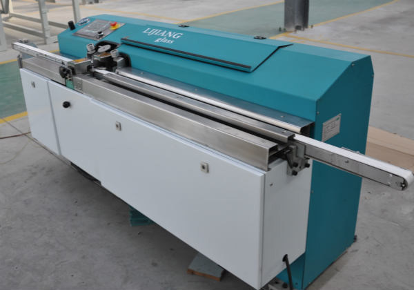 Тип бутиловой машины штрангпресса ЛДЖТБ01 использован для распространять алюминиевые рамки прокладки равномерно с горячим бутилом мельт