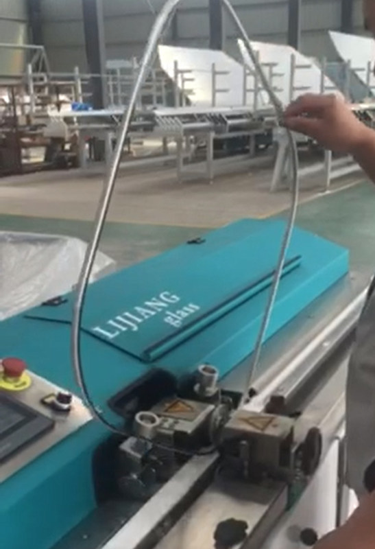 Тип бутиловой машины штрангпресса ЛДЖТБ01 использован для распространять алюминиевые рамки прокладки равномерно с горячим бутилом мельт.