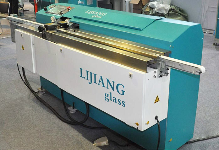 Тип бутиловой машины штрангпресса ЛДЖТБ01 использован для распространять алюминиевые рамки прокладки равномерно с горячим бутилом мельт.