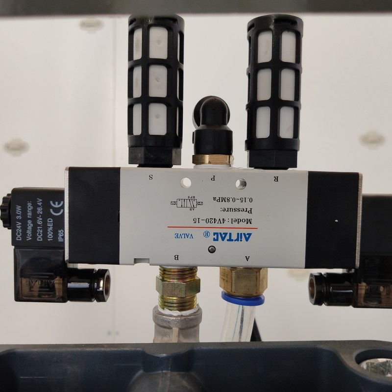 CNC изолировал стеклянную неубедительную стеклянную лакировочную машину робота запечатывания с экраном касания Высоко-определения